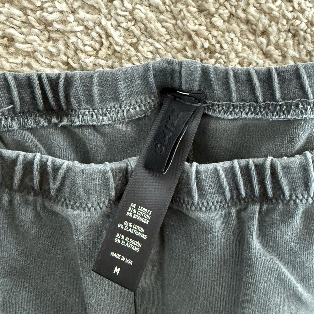 Women’s Skims Black biker shorts - Picture 2 of 3